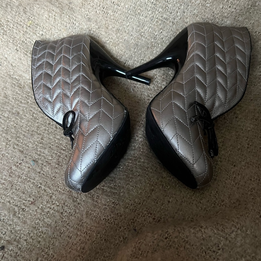 BCBG shoe boots gray size 6.5